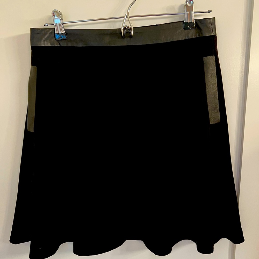 Alice + Olivia Black Flippy skirt with leather trim